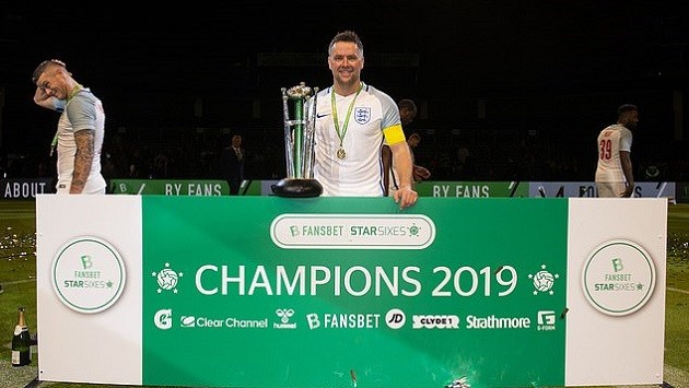 NÓNG: Cựu sao Man Utd ẩu đả ngay trên sóng truyền hình - Bóng Đá