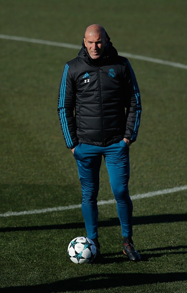 Đồng đội trố mắt nhìn CR7 biễu diễn kĩ thuật  - Bóng Đá