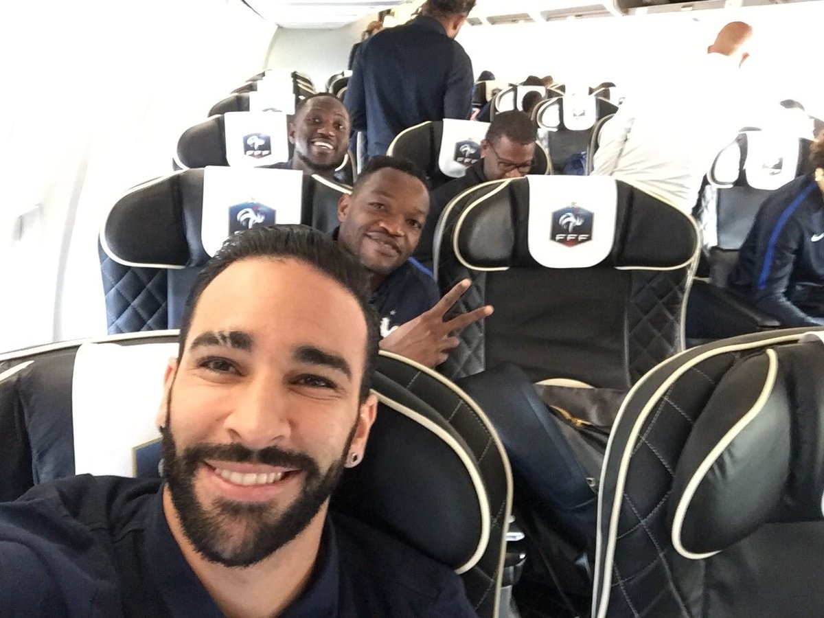 Claude Puel diện vest lịch lãm, chờ nối dài 