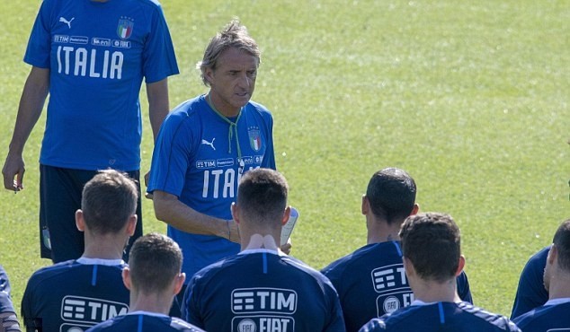 Sốc: Pogba chào tất cả, trừng mắt với Mourinho - Bóng Đá