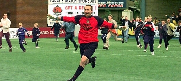 10 thủ môn nổi tiếng vì những bàn thắng vỡ tung cầu trường - Bóng Đá