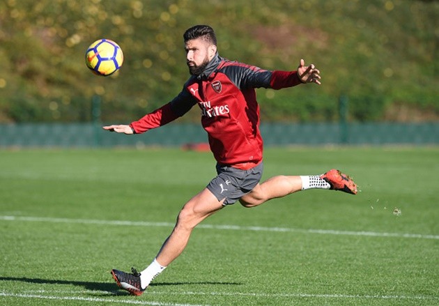 Giroud tập sút hăng say, chờ giây phút 
