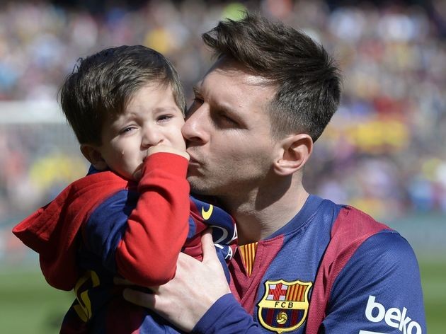 Messi 'luyện' FIFA cùng con trai Thiago - Bóng Đá