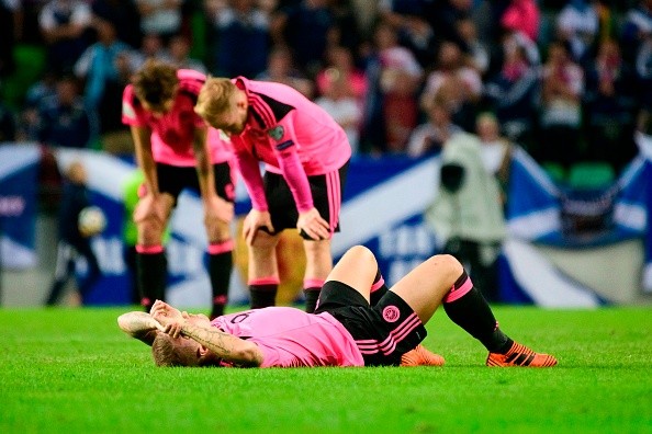 'Cầm vàng để vàng rơi', Scotland tức tưởi rời cuộc chơi - Bóng Đá