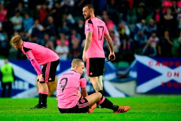 'Cầm vàng để vàng rơi', Scotland tức tưởi rời cuộc chơi - Bóng Đá