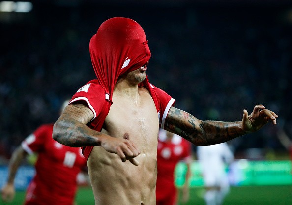 Serbia 'nghẹt thở' đến World Cup, Matic ôm hôn đồng đội cũ - Bóng Đá