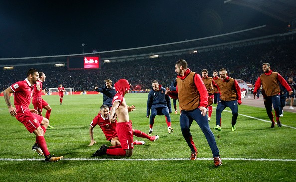 Serbia 'nghẹt thở' đến World Cup, Matic ôm hôn đồng đội cũ - Bóng Đá
