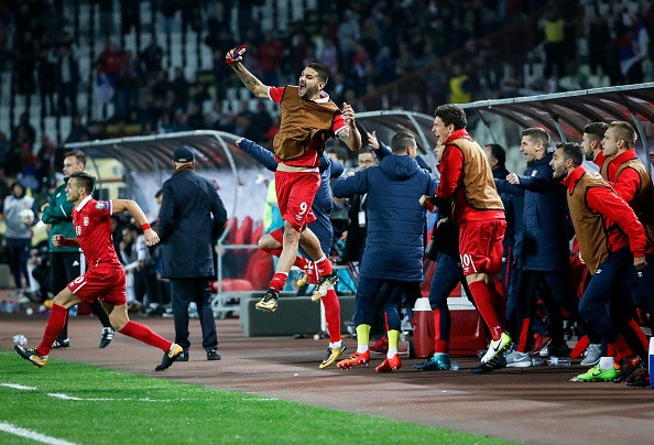Serbia 'nghẹt thở' đến World Cup, Matic ôm hôn đồng đội cũ - Bóng Đá