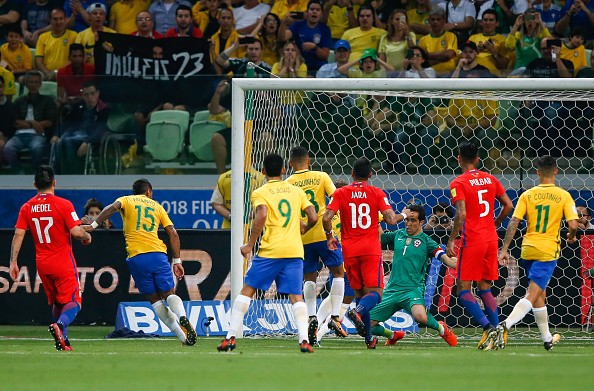 Nhìn lại khoảnh khắc nghiệt ngã của Sanchez và đồng đội - Bóng Đá