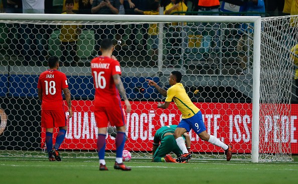 Nhìn lại khoảnh khắc nghiệt ngã của Sanchez và đồng đội - Bóng Đá