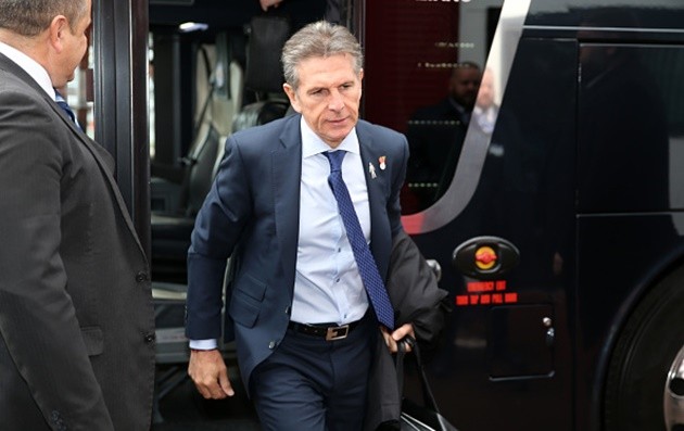 Claude Puel diện vest lịch lãm, chờ nối dài 
