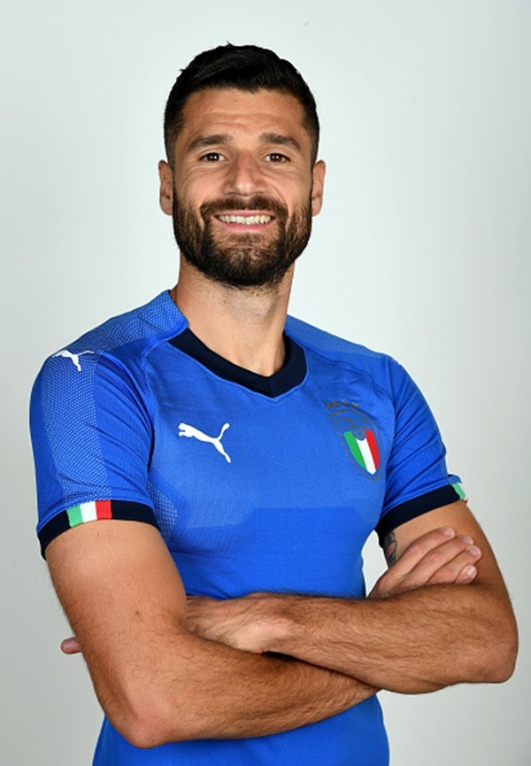 Dàn 'soái ca' Italia rủ nhau khoe dáng trong màu áo mới - Bóng Đá