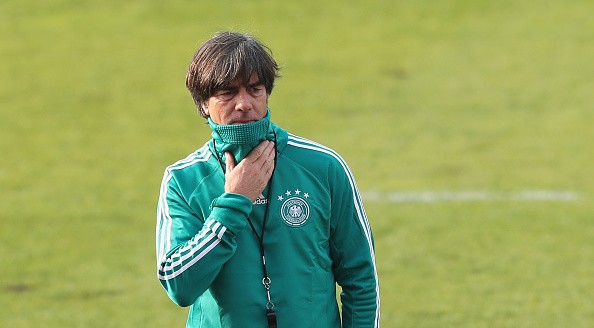 Joachim Low hóa Ninja trên sân tập Cỗ xe tăng - Bóng Đá