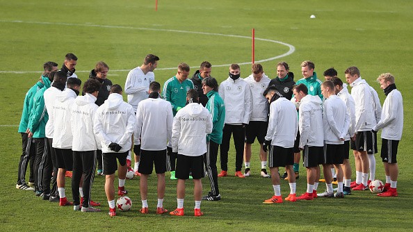 Joachim Low hóa Ninja trên sân tập Cỗ xe tăng - Bóng Đá