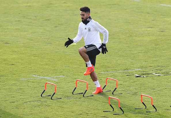 Joachim Low hóa Ninja trên sân tập Cỗ xe tăng - Bóng Đá