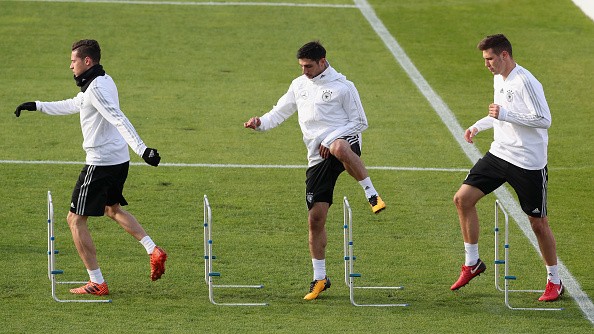 Joachim Low hóa Ninja trên sân tập Cỗ xe tăng - Bóng Đá