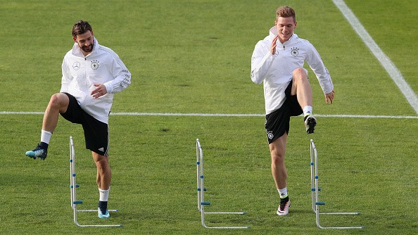 Joachim Low hóa Ninja trên sân tập Cỗ xe tăng - Bóng Đá