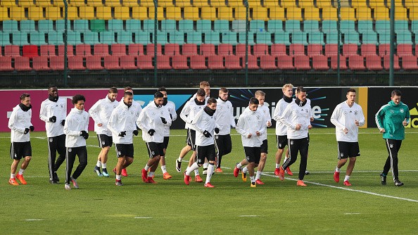 Joachim Low hóa Ninja trên sân tập Cỗ xe tăng - Bóng Đá