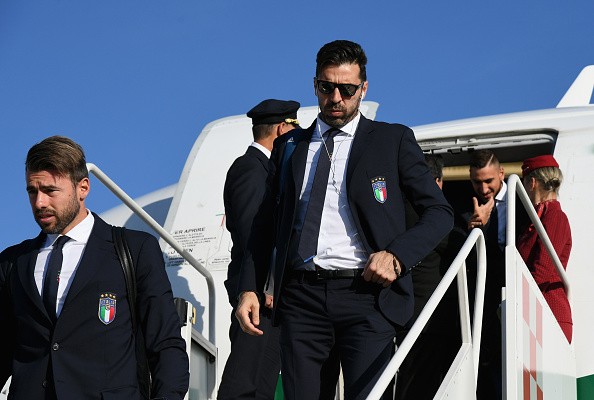 Mặc áo đen, 'mặt đưa đám', Italia trở về sau thất bại - Bóng Đá