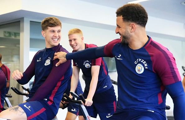 Sterling cười 'ngoác mồm' ngày hội ngộ đồng đội - Bóng Đá