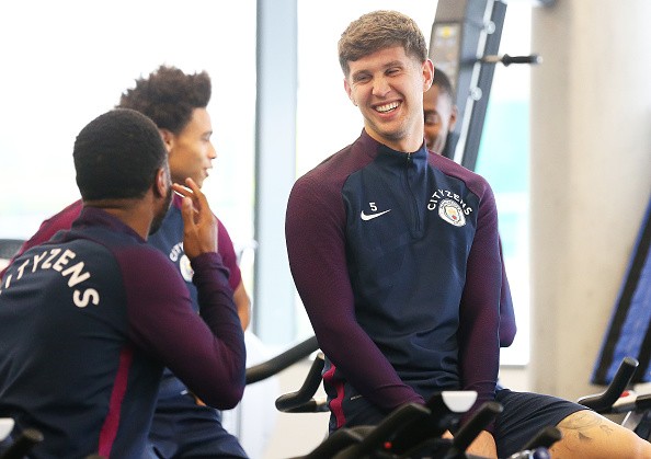 Sterling cười 'ngoác mồm' ngày hội ngộ đồng đội - Bóng Đá