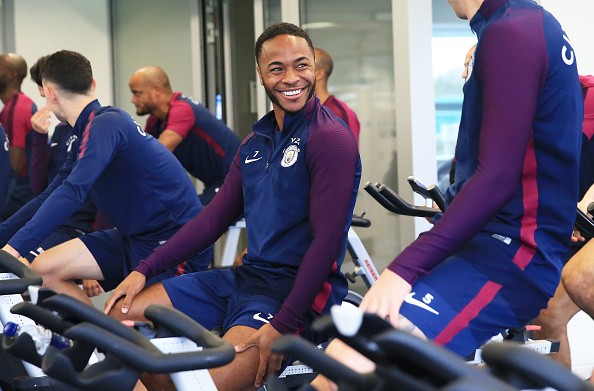 Sterling cười 'ngoác mồm' ngày hội ngộ đồng đội - Bóng Đá