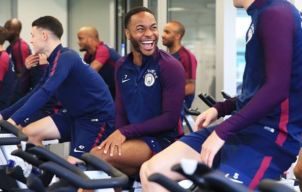 Sterling cười 'ngoác mồm' ngày hội ngộ đồng đội - Bóng Đá