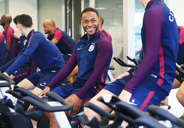 Sterling cười 'ngoác mồm' ngày hội ngộ đồng đội - Bóng Đá