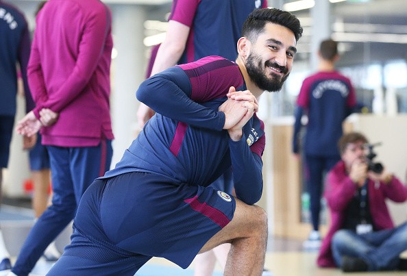 Sterling cười 'ngoác mồm' ngày hội ngộ đồng đội - Bóng Đá