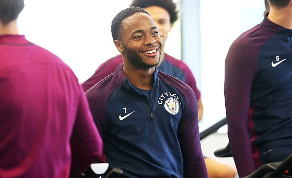 Sterling cười 'ngoác mồm' ngày hội ngộ đồng đội - Bóng Đá