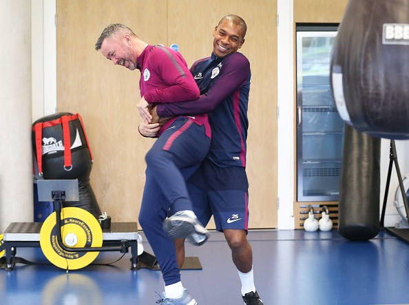 Sterling cười 'ngoác mồm' ngày hội ngộ đồng đội - Bóng Đá