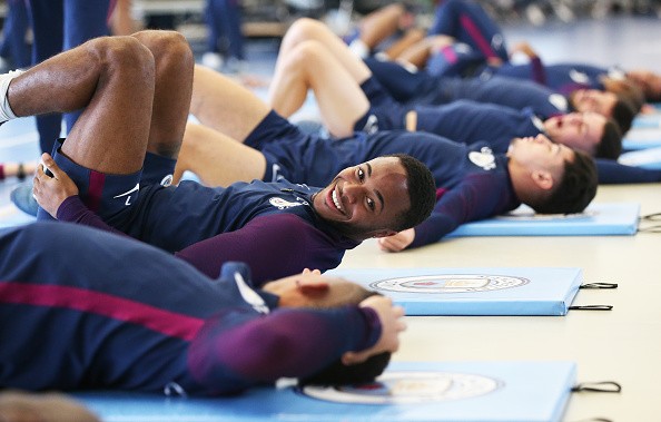 Sterling cười 'ngoác mồm' ngày hội ngộ đồng đội - Bóng Đá