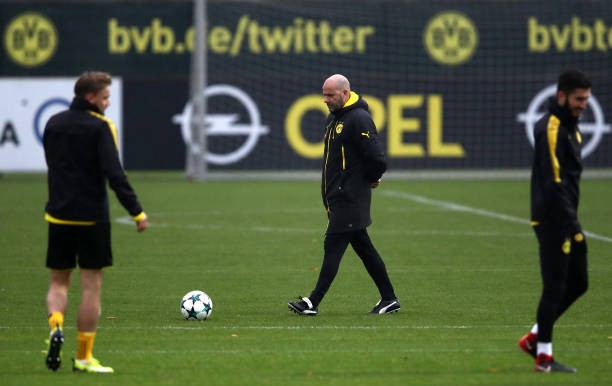 Trình làng tóc mới, Aubameyang 'quẩy' cực sung trên sân tập0 - Bóng Đá