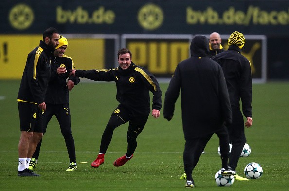 Trình làng tóc mới, Aubameyang 'quẩy' cực sung trên sân tập0 - Bóng Đá