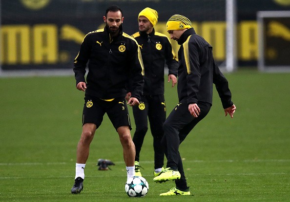 Trình làng tóc mới, Aubameyang 'quẩy' cực sung trên sân tập0 - Bóng Đá