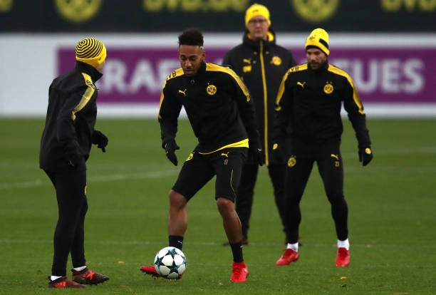 Trình làng tóc mới, Aubameyang 'quẩy' cực sung trên sân tập0 - Bóng Đá