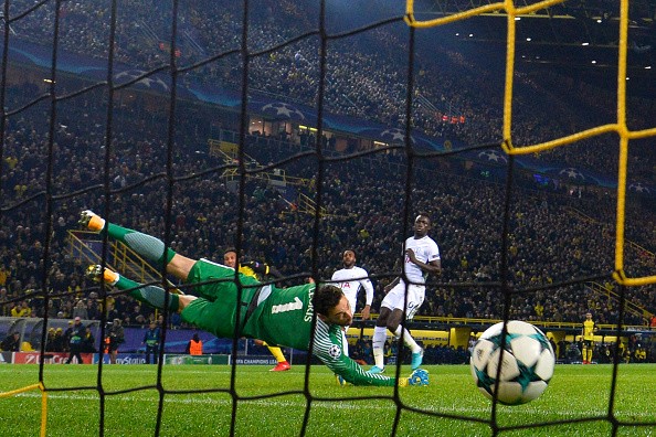 Liên tục bắn phá, Tottenham khiến thủ môn Dortmund rời sân - Bóng Đá