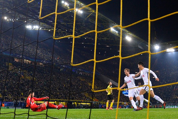 Liên tục bắn phá, Tottenham khiến thủ môn Dortmund rời sân - Bóng Đá