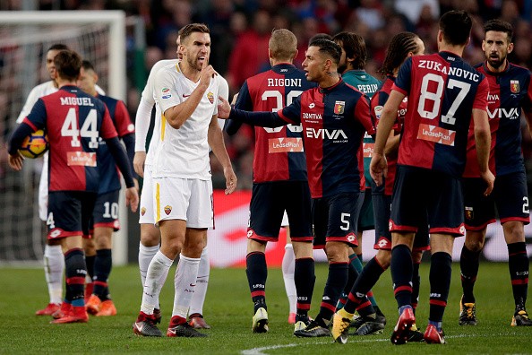 Thẳng tay tát đối thủ, De Rossi mang họa cho Roma - Bóng Đá