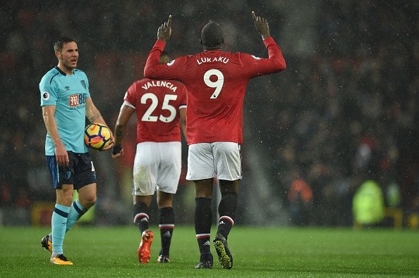 Mưa như trút nước trong khoảnh khắc Lukaku phá lưới Bournemouth - Bóng Đá