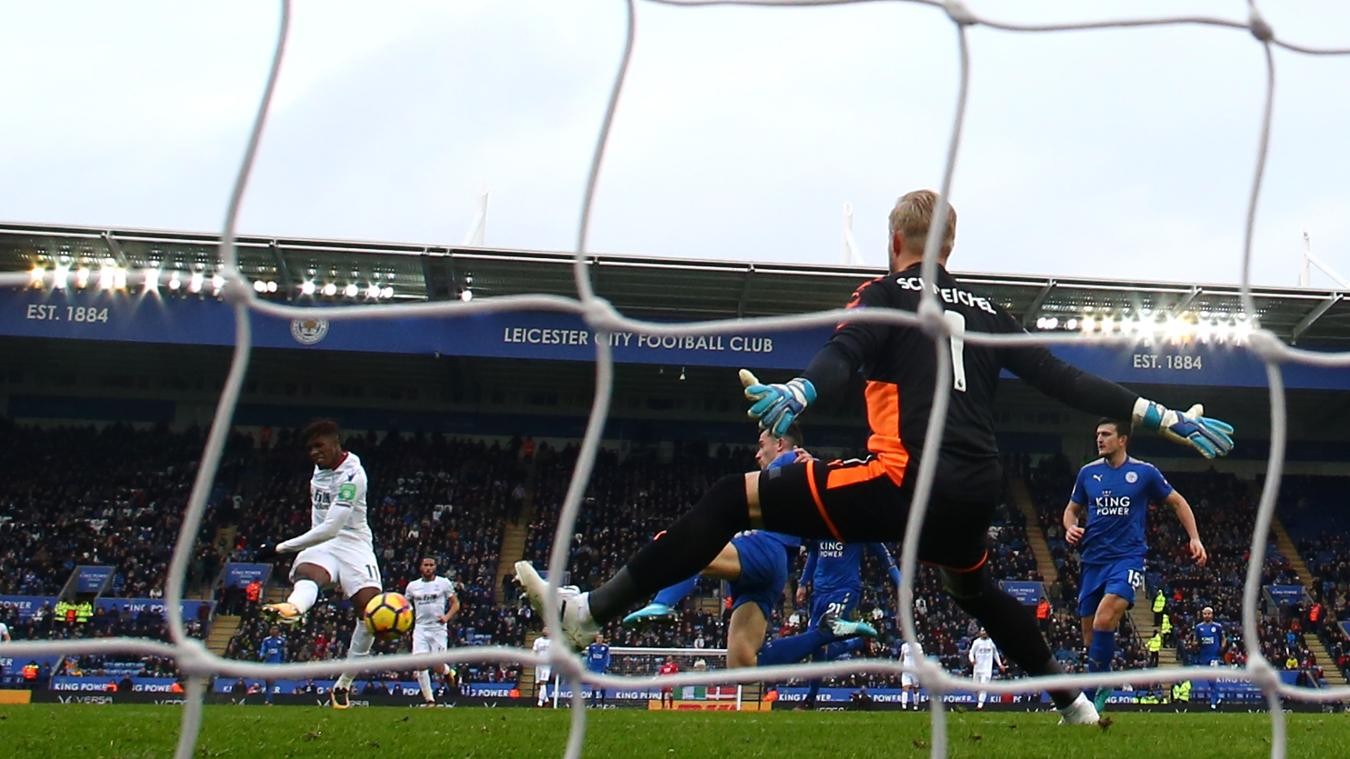 Benteke giải hạn ở hang cáo, Crystal Palace rời xa nhóm đèn đỏ - Bóng Đá