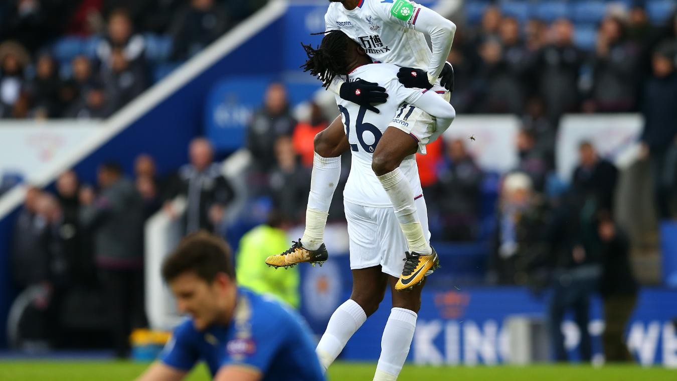 Benteke giải hạn ở hang cáo, Crystal Palace rời xa nhóm đèn đỏ - Bóng Đá
