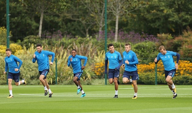 Được Pochettino tin dùng, Aurier cười khoái trá trên sân tập - Bóng Đá