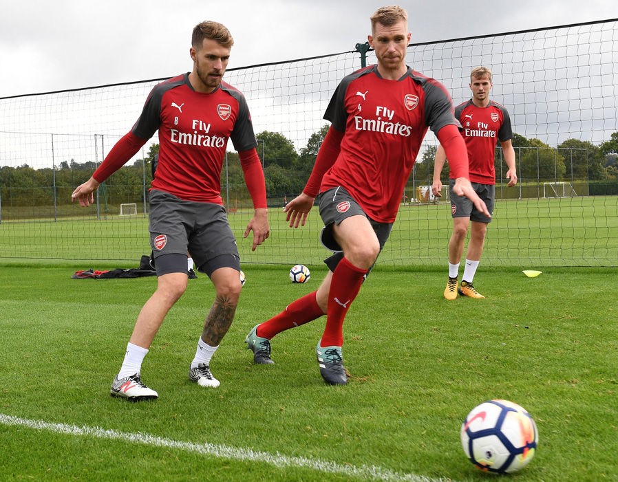 Lập siêu phẩm, Xhaka vẫn khiến NHM 
