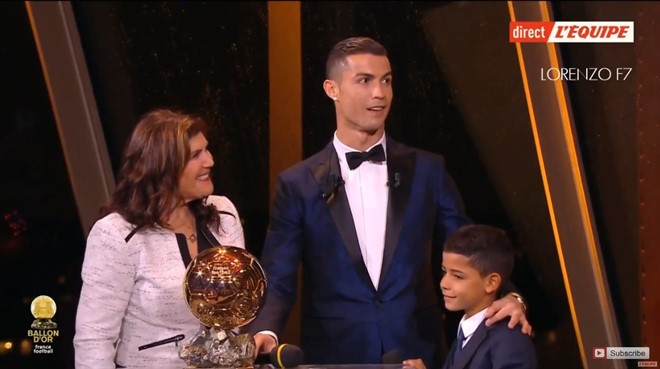 Ảnh ronaldo nhận bóng vàng - Bóng Đá