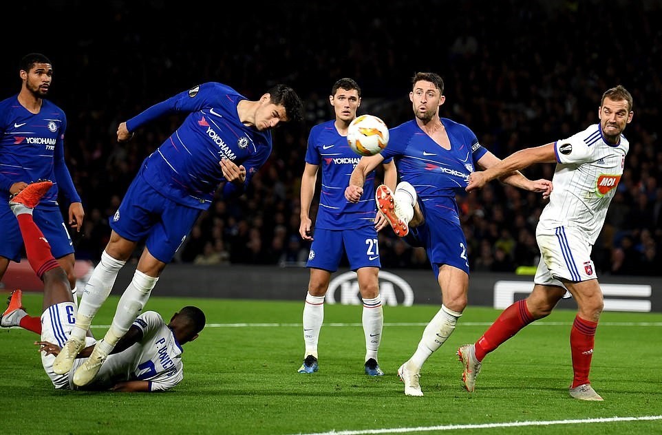 Sao Inter dùng cách siêu dị để chặn Suarez sút phạt - Bóng Đá