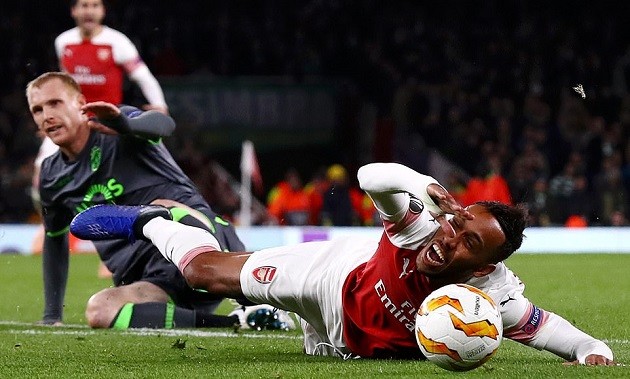 Granit Xhaka nổi đóa sau khi bị Lacazette 