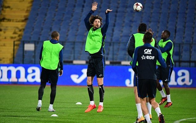 Griezmann cùng tuyển Pháp tập bóng rổ, Paul Pogba có ngứa tay? - Bóng Đá