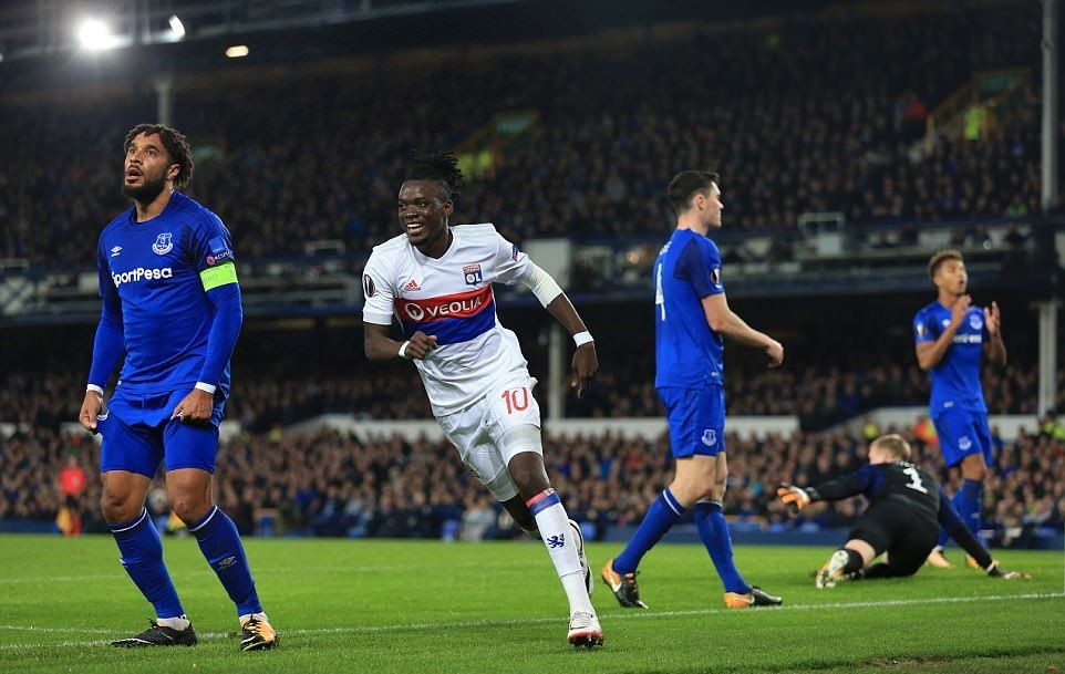 CĐV Everton bồng con nhỏ đánh cầu thủ Lyon - Bóng Đá