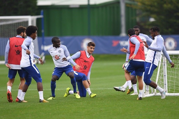 Gác lại siêu phẩm, Marcos Alonso chạy 